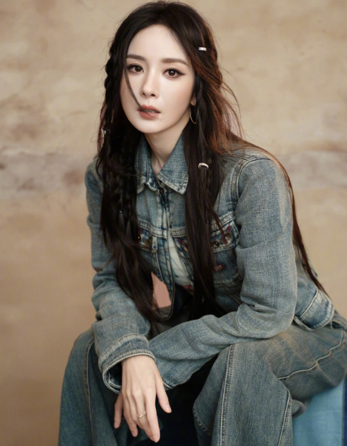 将城市的霓虹与风的温度，都织进身影