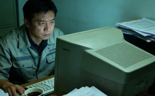 公司总裁要求员工每周工作6天，每天工作16小时，男员工累得昏迷在岗位上，家属上门讨要说法