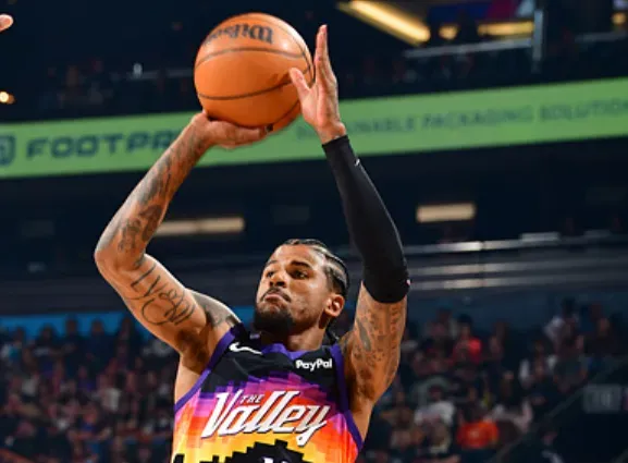 NBA常规赛独行侠107-112不敌太阳

比赛第一节，杰伦-格林开场刚四分钟就