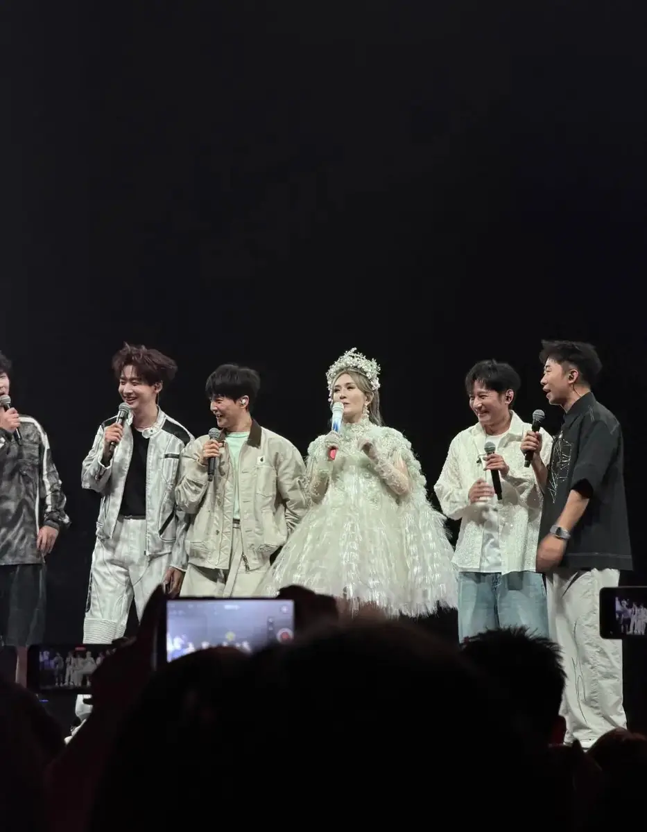 谢娜举办演唱会！与李小冉同台，何炅张杰林志颖李维嘉等现身助阵
