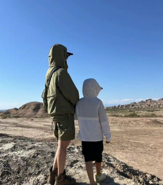 谢楠携俩儿子新疆探班大儿子中暑小儿子皮实
电影《镖人》的拍摄地为新疆，开拍时期正