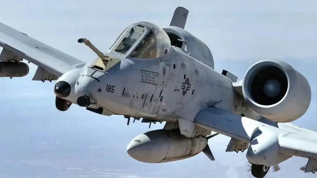 空中加油界的“黑科技”：给强击机插上探杆，美军这波操作背后大有深意！