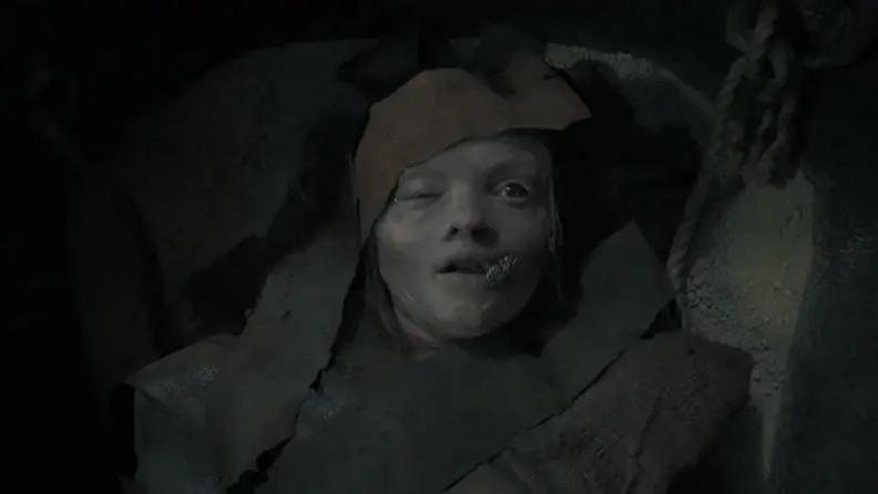 像木乃伊的布一样又丑又长