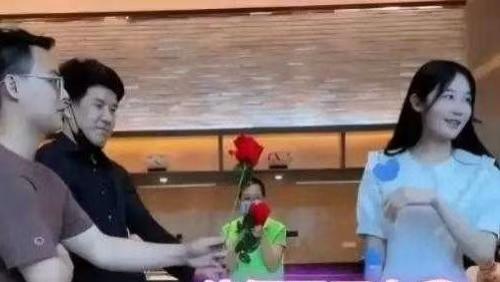 25岁美女优越感十足，一定要嫁高富帅，扬言：普通男人配不上我