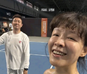 李艾在社交平台与大家分享了和姐夫一起打网球的动态图
她发文：“我网球搭子连我捡个