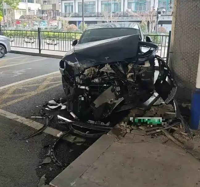 杭州一辆特斯拉冲进停车场连撞7车，现场碎片满地车头全毁
凌晨两点多的杭州秋石高架