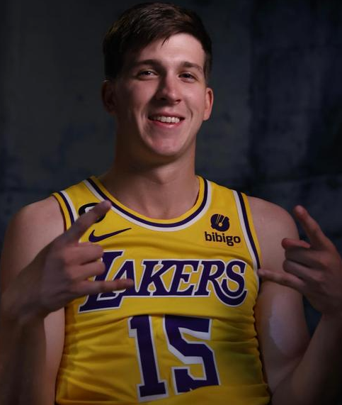 里弗斯回来能不能打替补啊，东契奇、肯纳德、斯玛特、詹姆斯、艾顿，这感觉最合理啊，