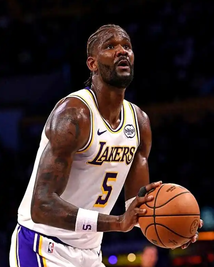 今年湖人季后赛胜负手就在艾顿身上。
东詹里都可稳定发挥，内线的艾顿状态起伏大，季