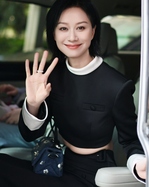 倪虹洁现身金鹏之夜盛典
一身黑色套装让她凸显出完美的身材比例