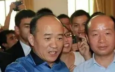 前湖北富豪兰世立：四进监狱，羁押902天被判无罪，7年百亿资产化为乌有，只因遭这个人陷害…