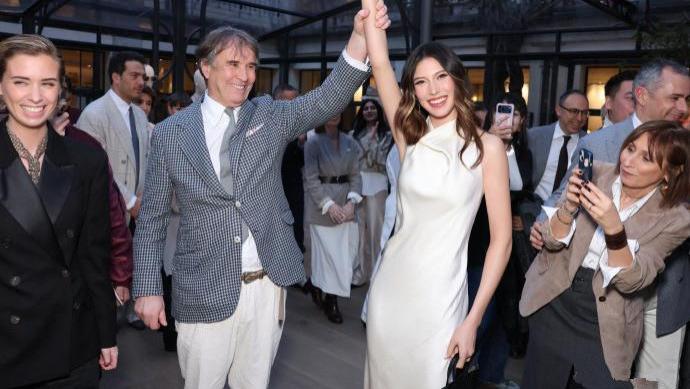 22岁谷爱凌惊艳Prada晚宴，一身黑色西装套裙，脚踩酒红高跟鞋像国际巨星