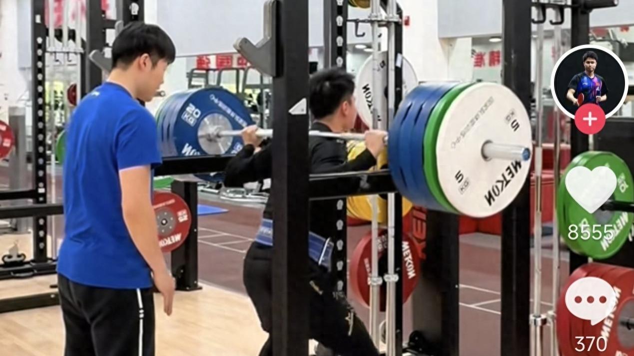 “28岁拿冠军却发了条emo文案”：周启豪抖音刷屏背后，没人提的那场37℃的体能测试