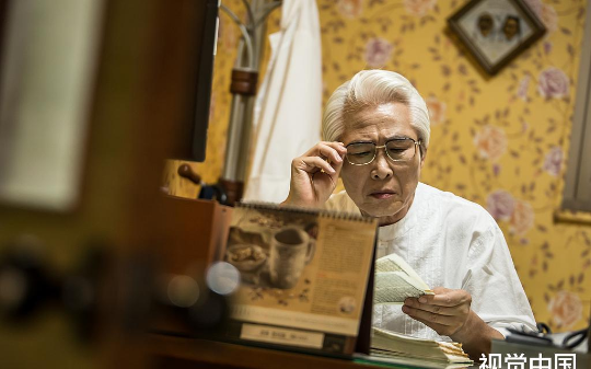 瘸腿老仆每天往祠堂墙缝里塞东西，全家嫌他疯魔，后来，他却以此救了全家性命