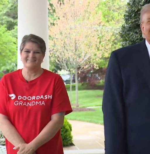 特朗普公开承认，此前在白宫安排外卖送餐的环节纯属摆拍，这场精心设计的亲民戏码，不