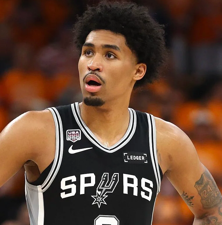 数据博主Kalshi Hoops统计了NBA历史新秀球员，季后赛单场以50％及以