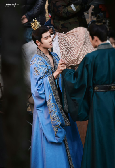 从路透就能感受到角色身上的张力，不是简单的反派，而是个有故事有深度的复杂人物。这