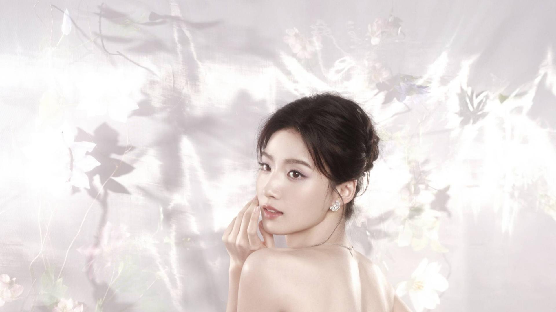 粉白渐变礼服加身，卢昱晓化身“春日樱花仙子”闪耀盛典！