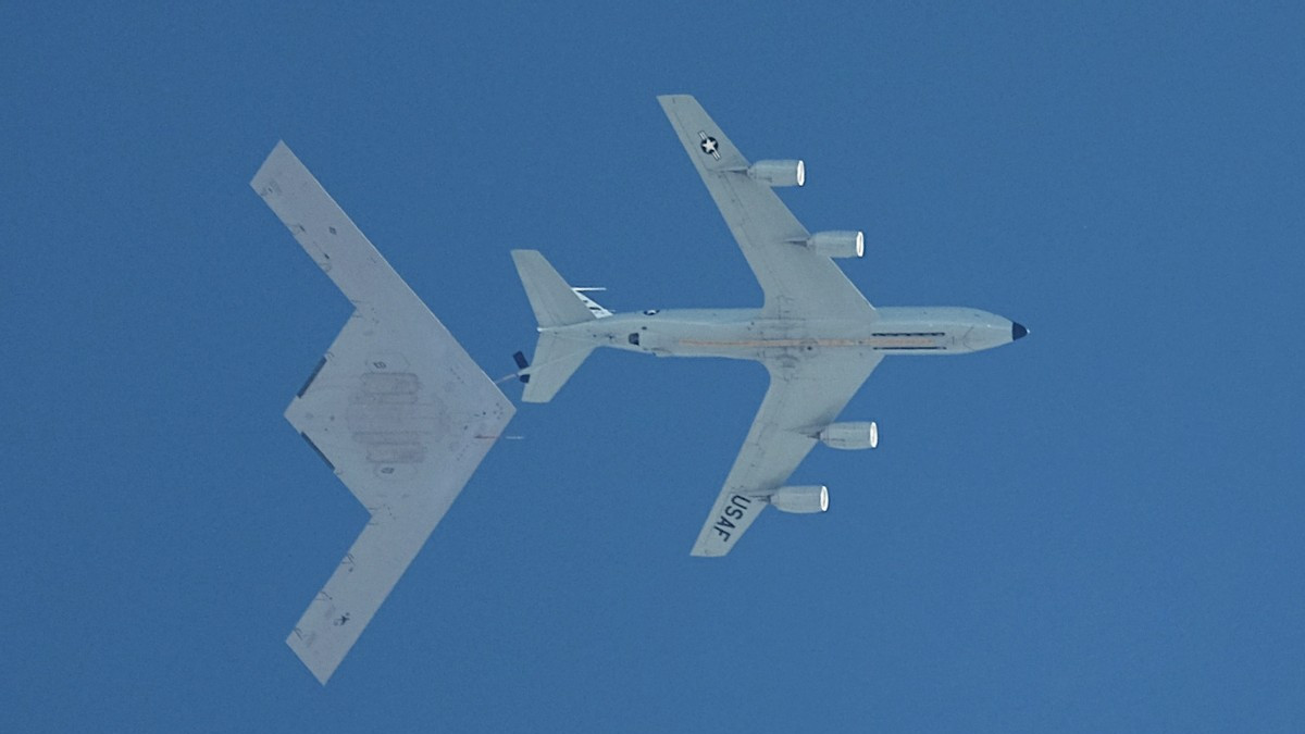 图说：B-21轰炸机与KC-135同框飞行，为未来空中加油测试做好准备
