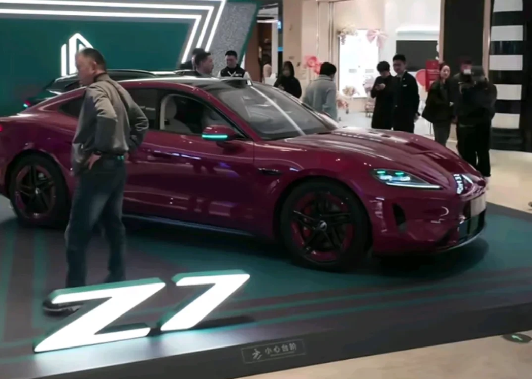 一位问界M9车主得知尚界Z7实车到杭州展示，直接从老家带孩子赶来，当场下订两台，