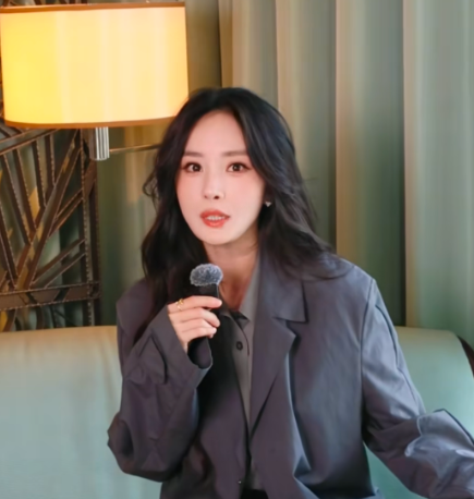 杨幂心态真好啊！依旧抽象搞一波！
当被采访到下一个马年有什么计划？

杨幂她笑着