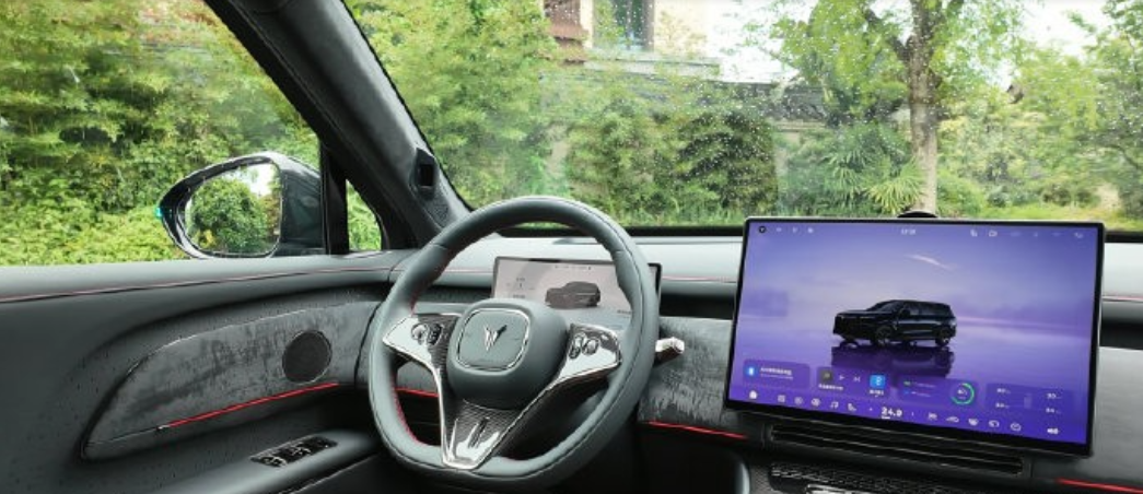 岚图泰山黑武士在内饰上的新设计比较多，甚至在我看来，比外观的调整要更多也更有意思