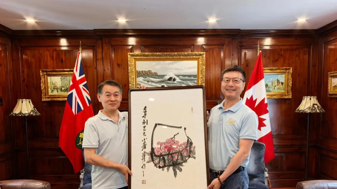 江苏省中国画学会会长翟优作品赠予加拿大江苏国际商会