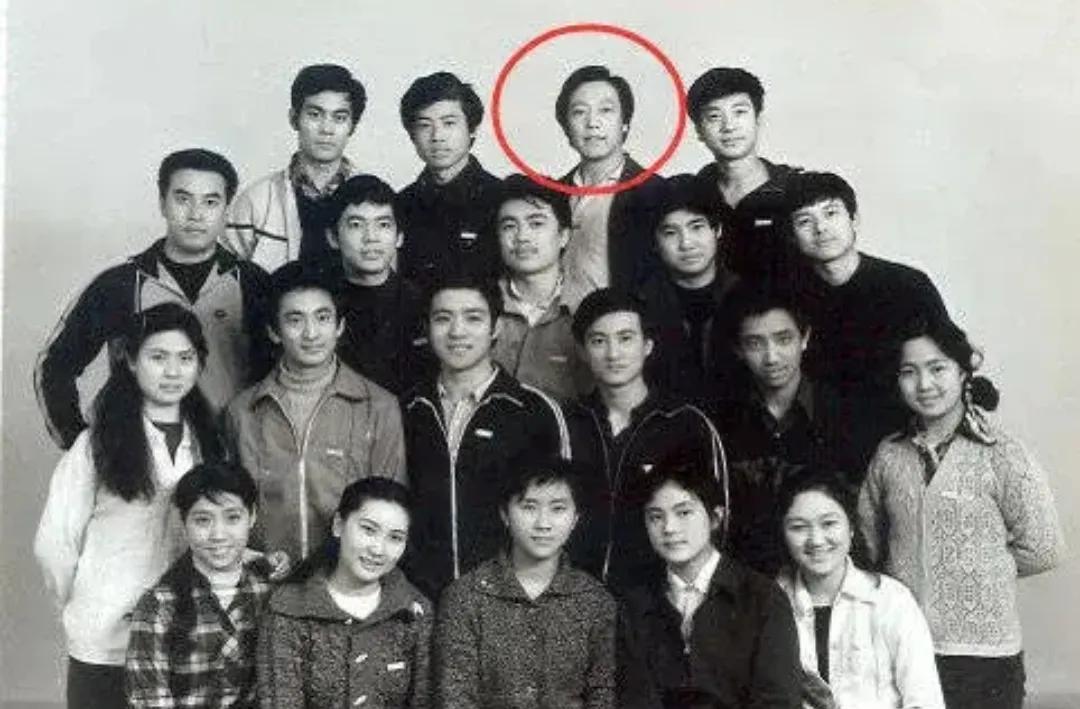 80年代，一个年轻人站在镜头前，他的外表并不出众，然而谁也没有想到，这个年轻人会
