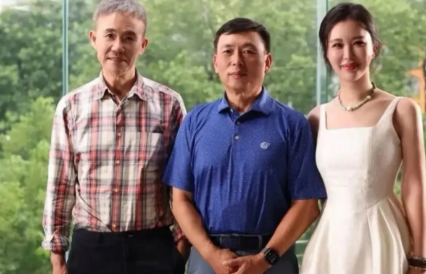 田朴珺标榜自己是独立女性，却事事带上老王为自己站台。

采访段永平，风马牛不相及