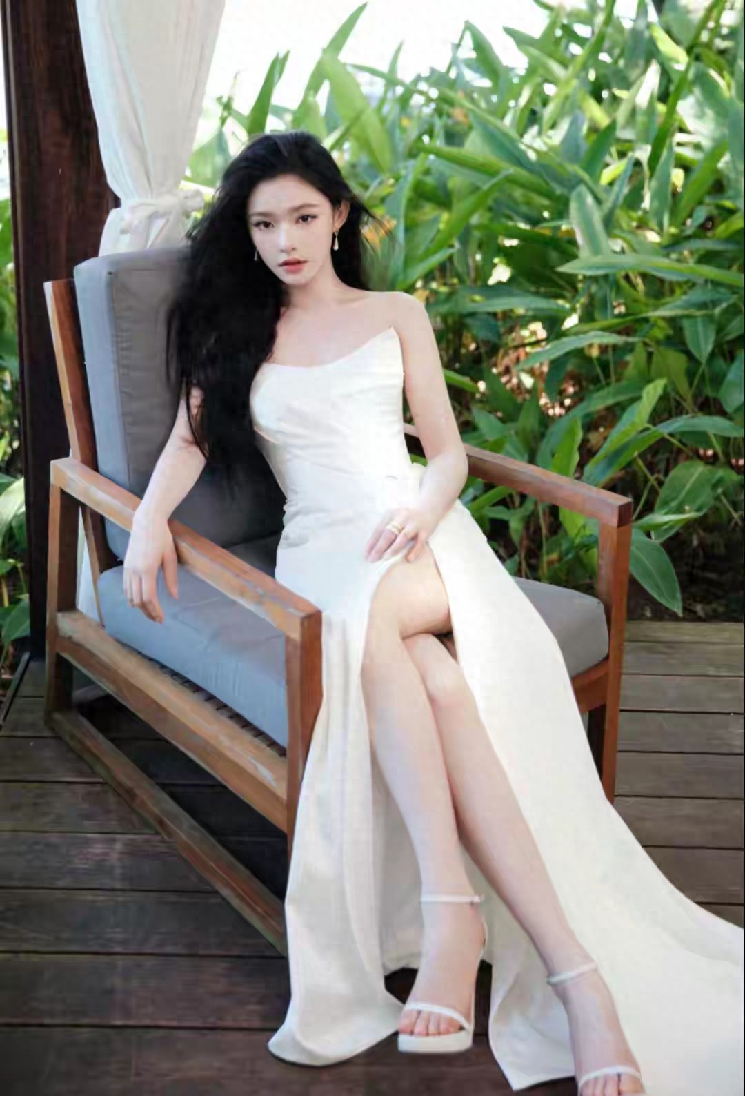 林允的海边随拍美到犯规！抹胸开叉裙+大波浪，氛围感拉满