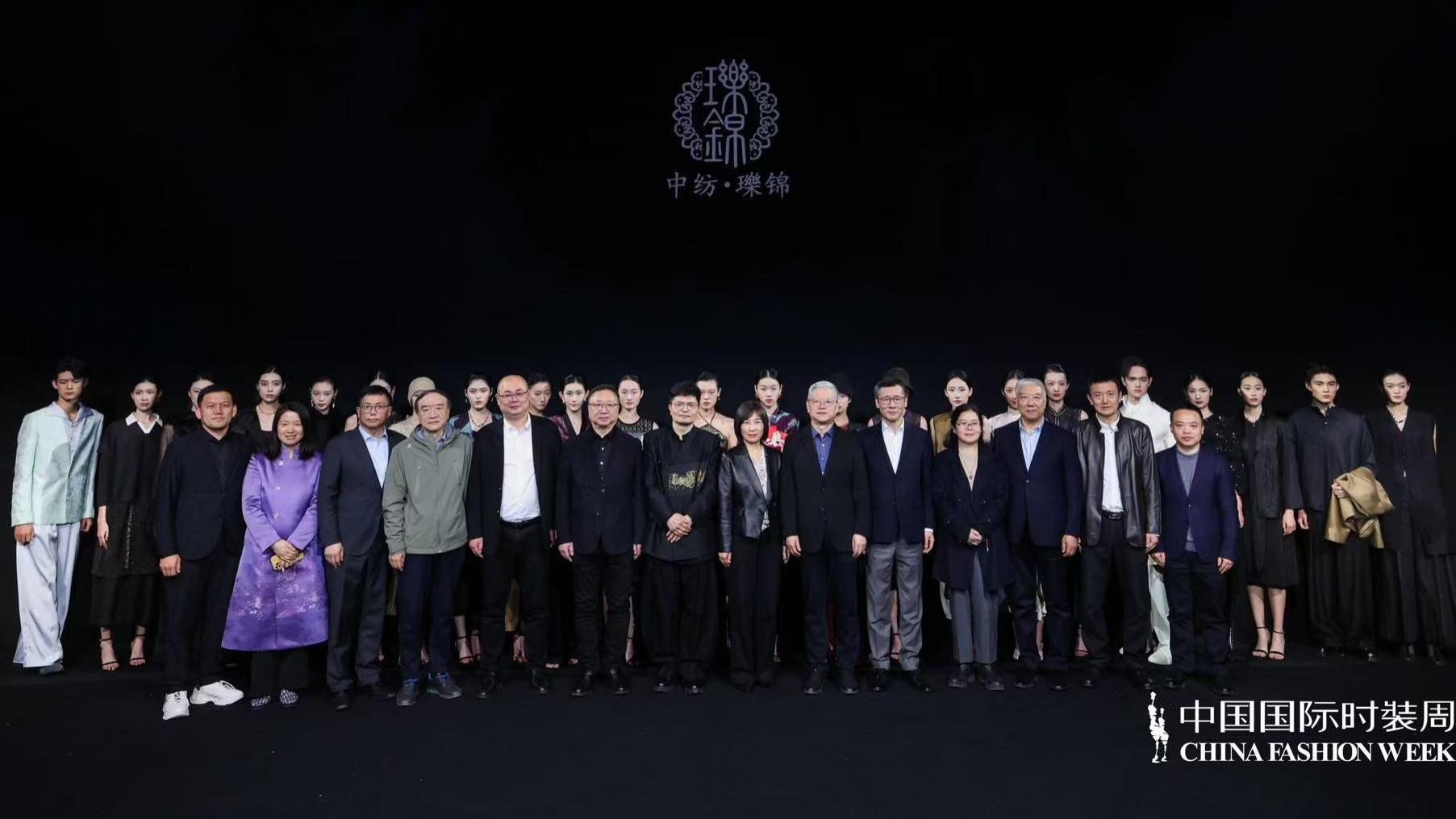 《瓅锦LI JIN 绽耀中国国际时装周：纱罗织锦双非遗创新演绎东方哲思》