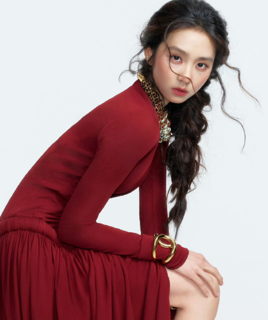 黄多多即将出道，最新造型被批“老气”？黄磊、孙莉的大女儿黄多多的《VOGUE》盛