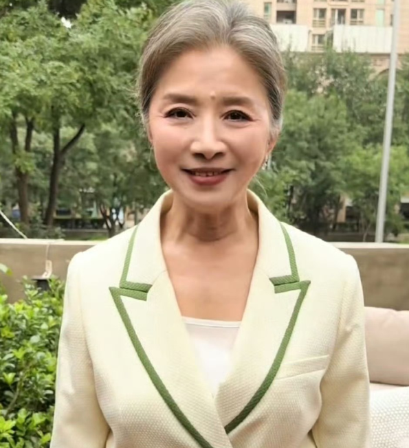 迟蓬成泰燊进组《玉兰花开君再来》
分别饰演夏老太太和鲁迅
迟蓬刚领完《生万物》的