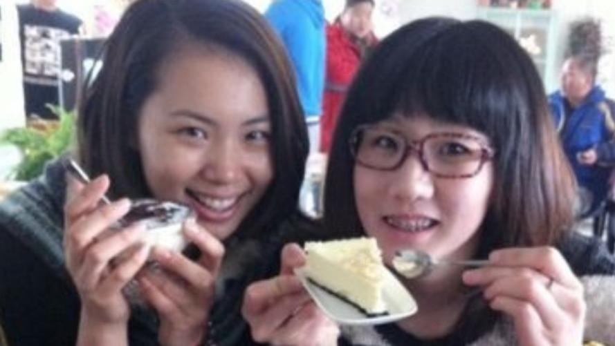 在曾春蕾身边，戴着眼镜的萌妹妹，可是朱婷的天选二传榜第一名哦