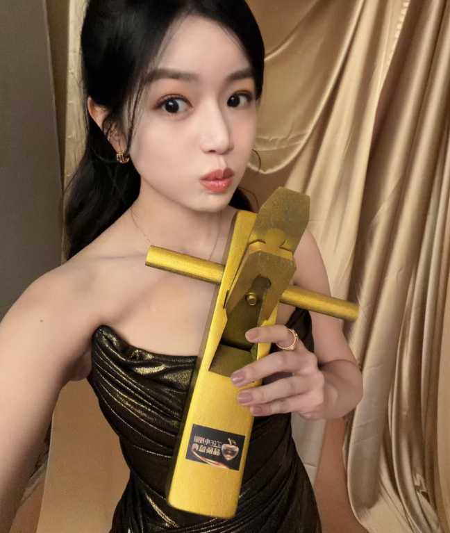 陈妍希开心晒出一组美照以及手捧奖杯的自拍照
在2026年电视剧品质盛典中，陈妍希