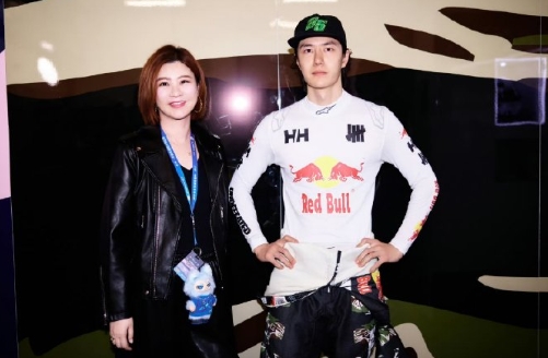 杜华王一博赛后合照，王一博也太帅了吧！！