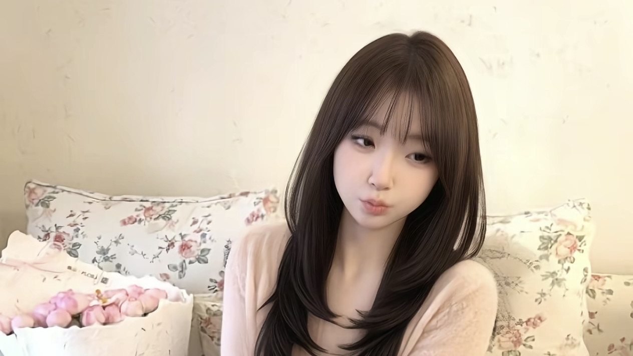 她是吴宜泽姐姐，血脉压制从小揪弟弟耳朵，长得漂亮是机车爱好者