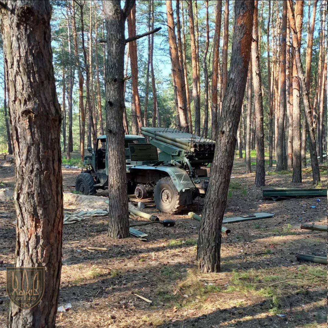 2022年，乌克兰哈尔科夫地区，丢弃的俄军火箭炮。