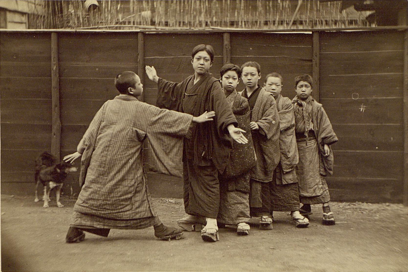 十九世纪末，日本男孩子玩游戏。老鹰抓小鸡？