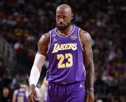 在2026年3月17日湖人客场对阵火箭的比赛中，詹姆斯单场砍下30分，使本赛季累