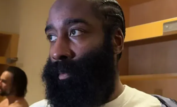 NBA季后赛，骑士主场114-102大胜猛龙。
赛后骑士球员哈登接受媒体采访，谈