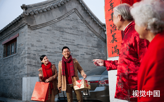 今年挣到钱了，我想给老家装路灯、给60岁以上老人发红包，不曾想自己却成了村长眼中待宰的肥羊