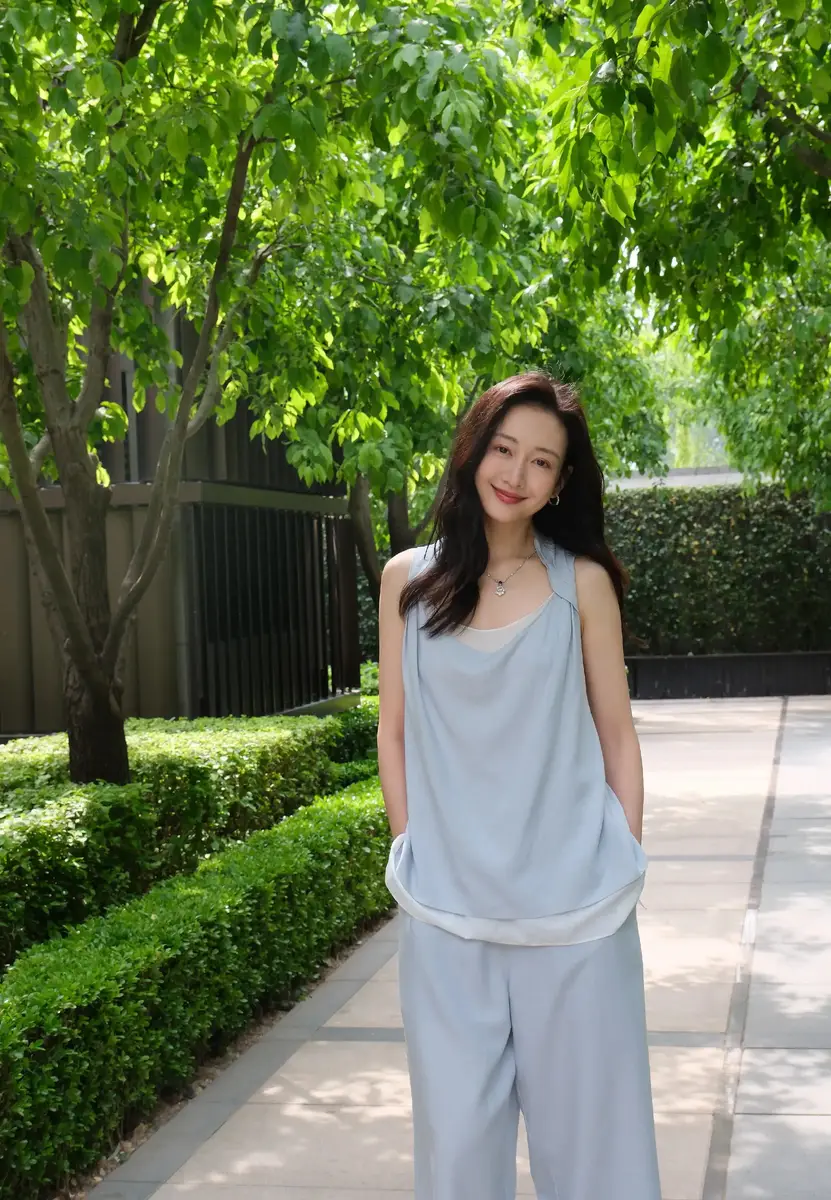 王鸥晒五一假期营业美照！穿蓝色清凉套装户外散步好惬意