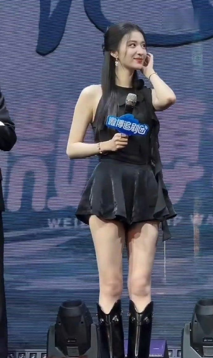 王楚然这大腿一看就知道是练过的，瘦而不弱，是娱乐圈难得的健康系美人