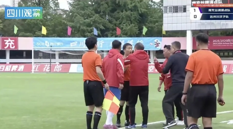 深夜，川超联赛发布处罚通告，达州川汉子队多人被罚
起因是在与南充队的比赛里，南充