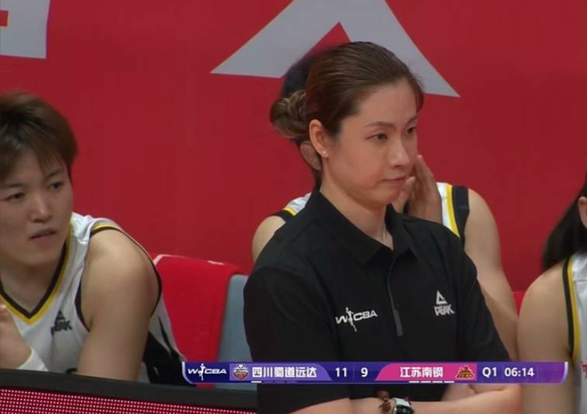 WCBA季后赛半决赛四川蜀道远达主场对阵江苏南钢，两强相遇，比赛过程跌宕起伏，扣