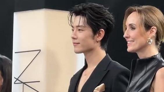 一个弯腰动作，肖战为何能瞬间拉近全场距离？