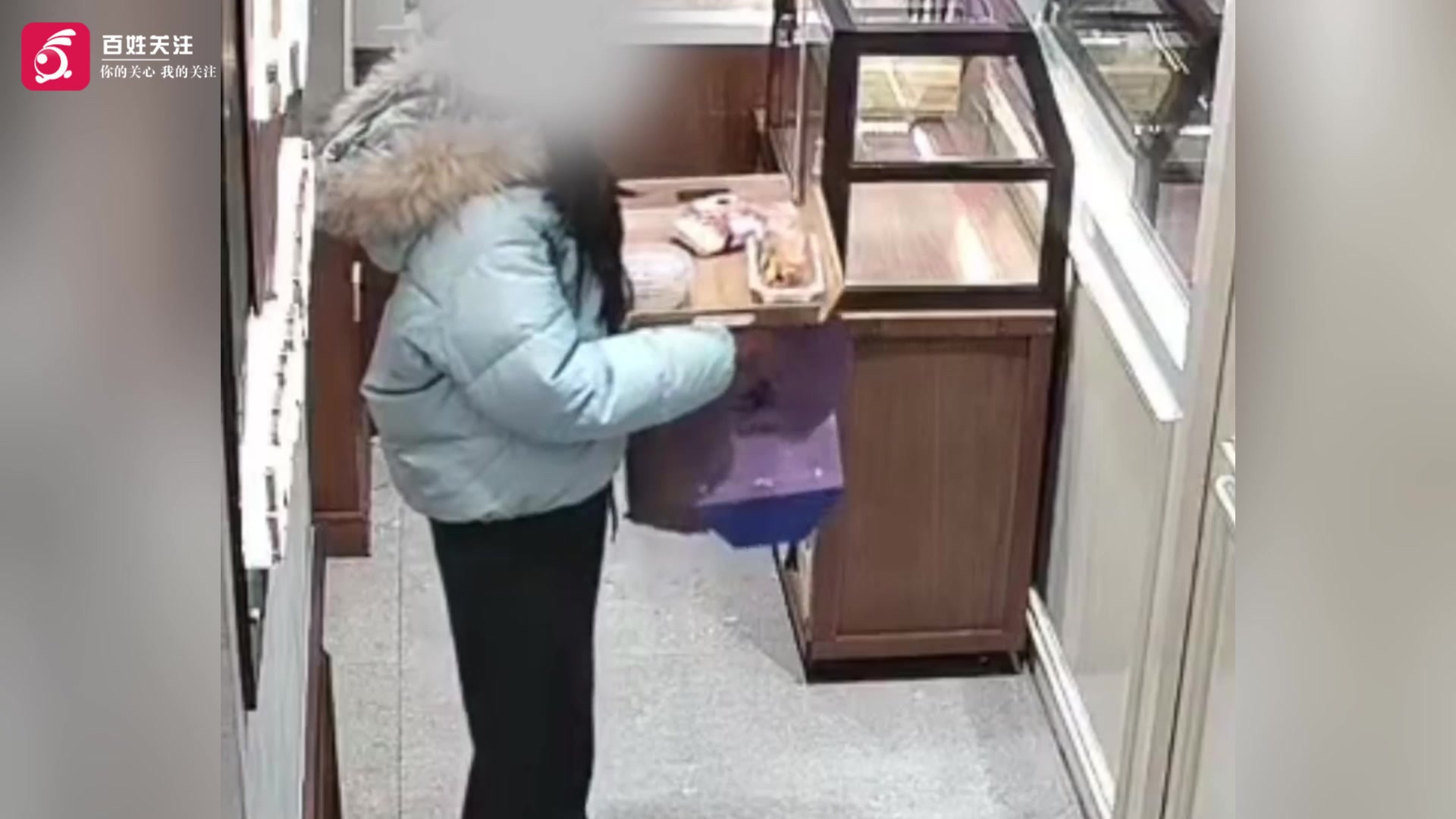 长春一女子将未付款面包藏入袋中 被店员发现后付款
