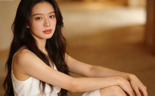 建筑师考试入场前，准考证离奇消失。母亲雨中送来“救命”文件袋，看到的却是妹妹的证件