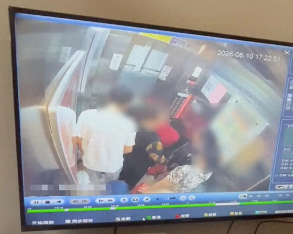 10人被困电梯，保安违规开门，女子逃生时坠亡