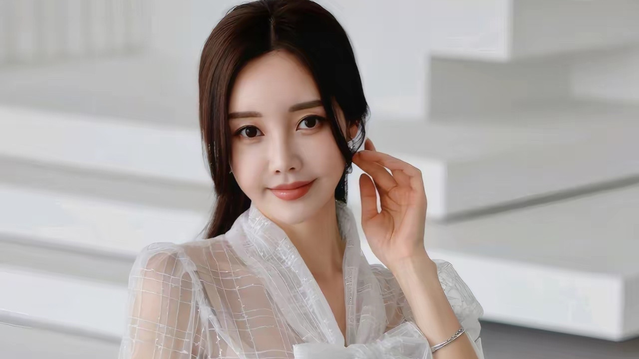 白裙曳地如霜降，步步生莲踏月光，素衣临水照惊鸿，玉骨冰肌胜雪裳